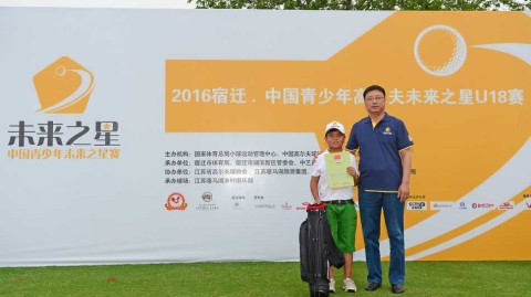 绿茵之上的成长诗篇青少年高尔夫赛事中的荣耀与温情