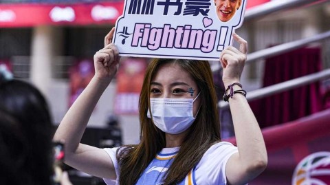疫后赛场的那片亮色：林书豪与他的美女粉丝团在看台绽放