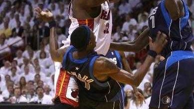 三巨头63分终结湖人八连胜 热火主场94-88赛季横扫卫冕冠军