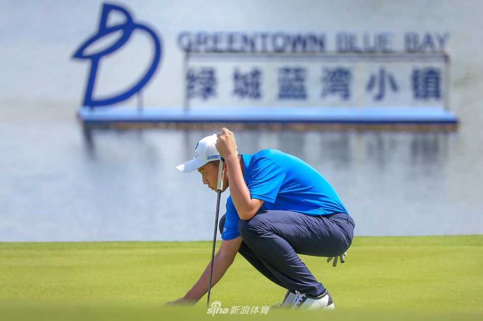 球员从沙坑奋力击球，沙粒如金色浪花在空中绽放，身影充满力量感