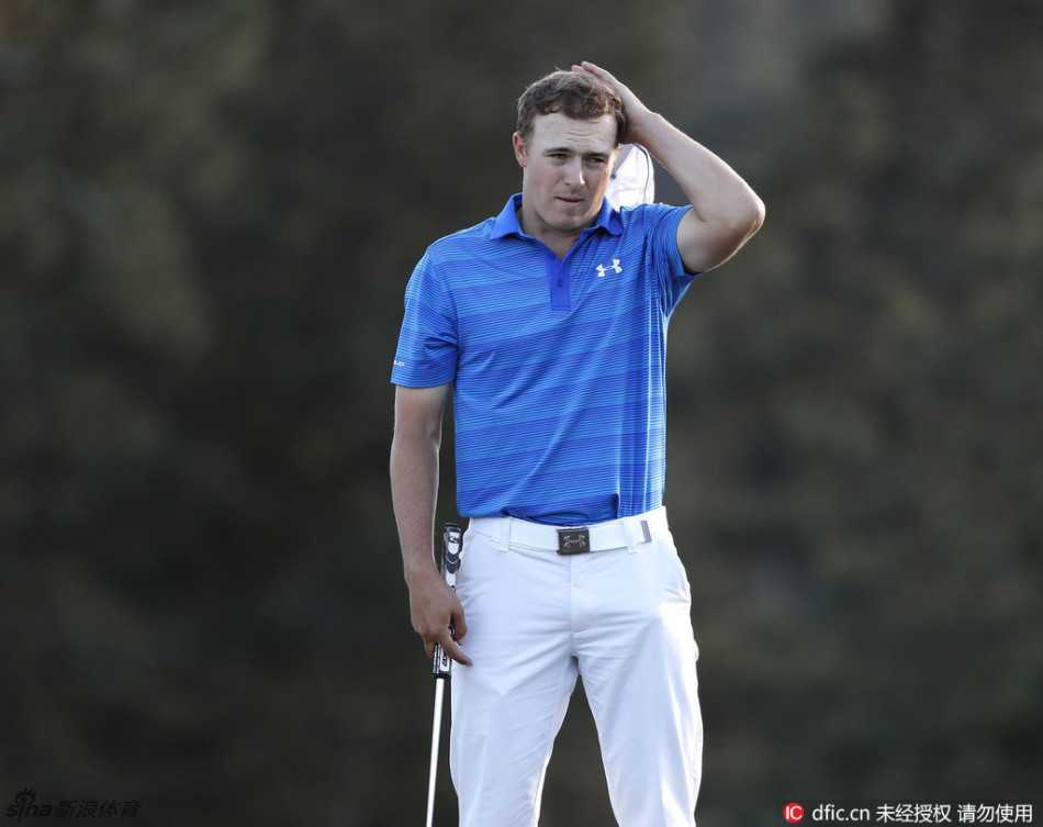 冠军威利特在第18洞果岭稳稳推入制胜一推，他紧握拳头低声庆祝，绿夹克在向他招手。