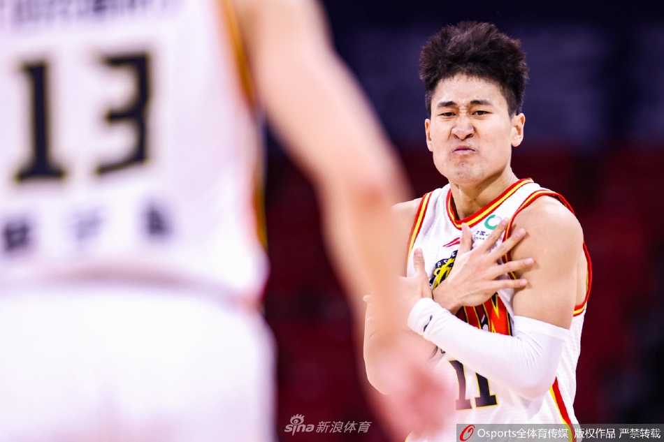 吉林队外援多米尼克·琼斯在终场哨响后紧握双拳，口中发出怒吼，身旁的队友们疯狂地冲向他，与他一起庆祝这来之不易的绝杀胜利，整个画面充满了激情与张力。