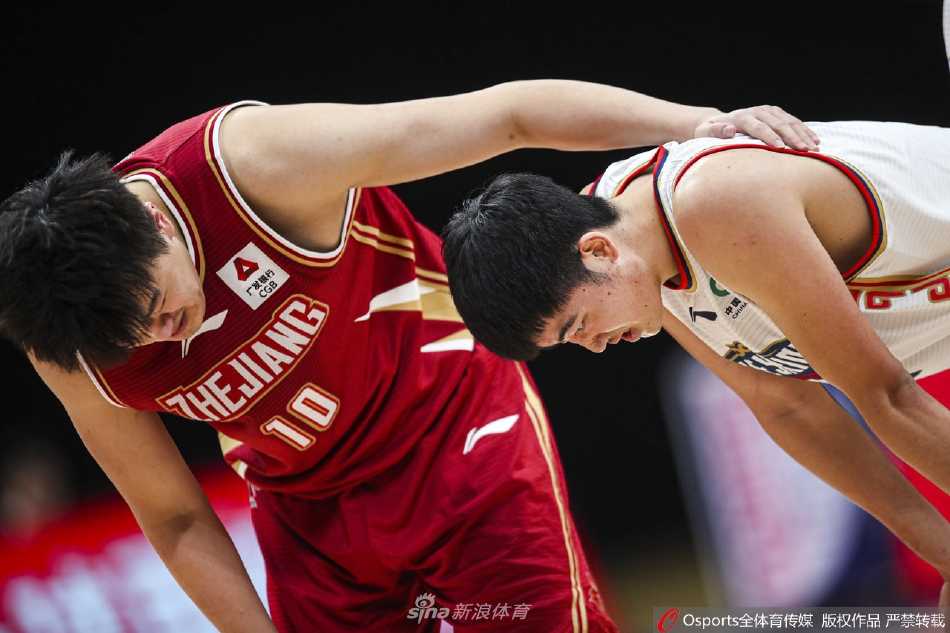 苏州肯帝亚外援布莱克尼在赛后与队友们围成一圈，被队友浇水庆祝胜利，水花在灯光下闪烁，每个人脸上都洋溢着单纯而热烈的喜悦，团队的快乐感染着每一个人。