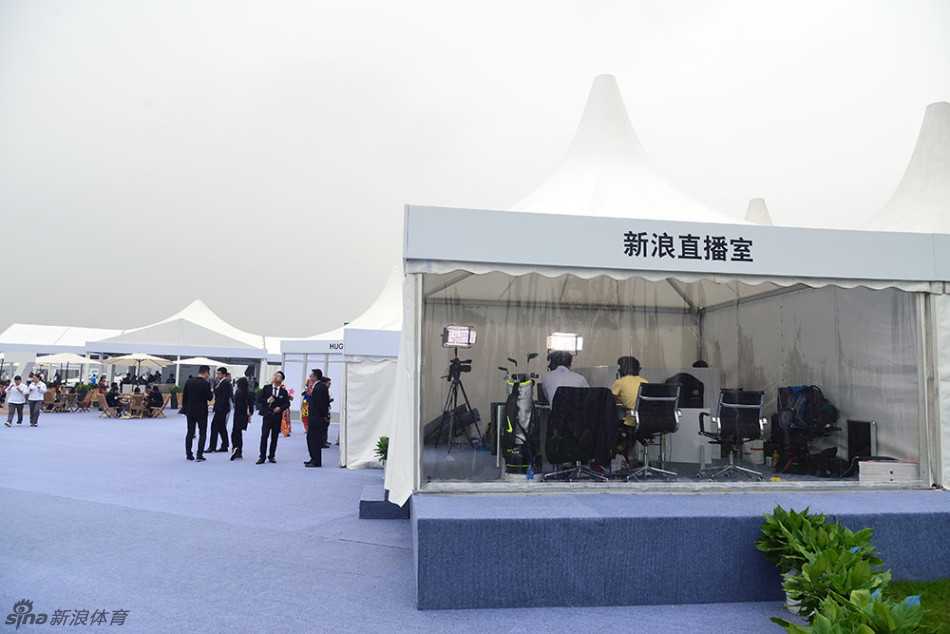 球评艾柯与赖贺斌并肩而坐，两人侧身交谈似乎正在就某个比赛瞬间交换专业意见