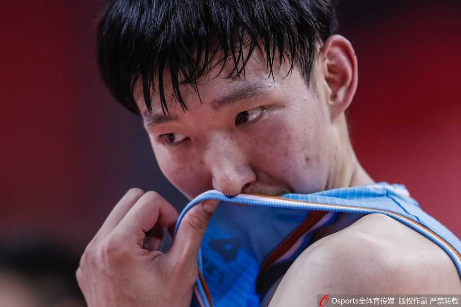 劳森在快攻中展现顶级控卫风采，他背后运球巧妙晃开防守，随后送出一记精准的击地传球，助攻跟进的队友轻松得分。