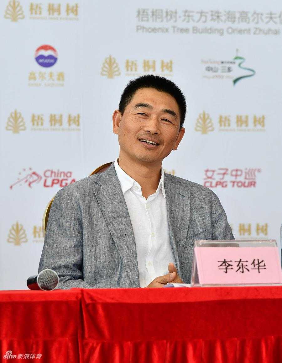 国维财富集团副总裁于夫与俱乐部总经理李东华在活动上友好互动，象征着商业资本与体育产业的成功联姻。
