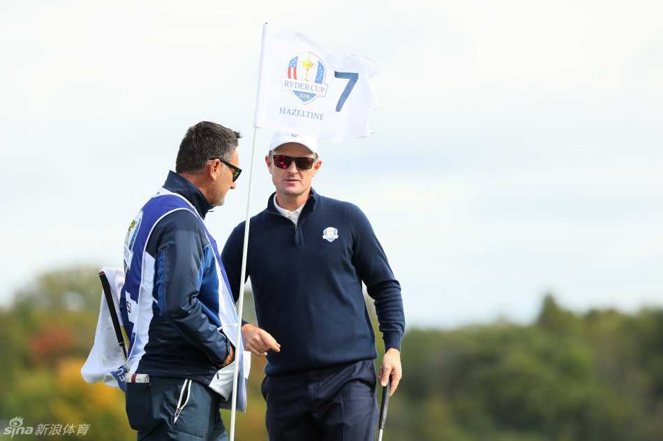 欧洲队全体成员站成两排进行赛前大合影，背景是黑泽汀俱乐部会所，团队气势恢宏。