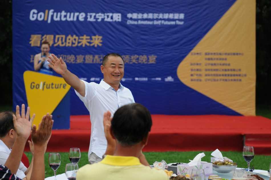 球员代表李佳颍神情庄重，正在全体嘉宾面前宣读运动员誓词，展现新生代球员的风采。