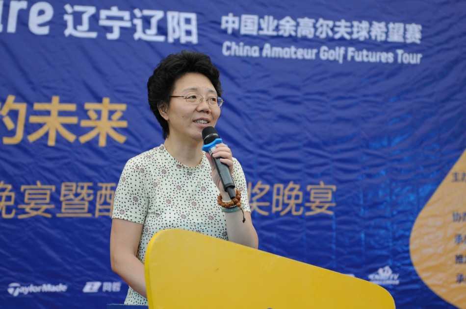裁判长董博手持麦克风深情献唱，一扫赛场上的严肃，用歌声为晚宴增添了温馨动人的色彩。