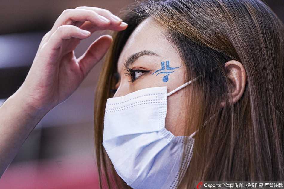 比赛结束后，美女粉丝团仍不舍离场，她们举着条幅在看台上合影留念，记录下这个为林书豪呐喊的难忘夜晚。