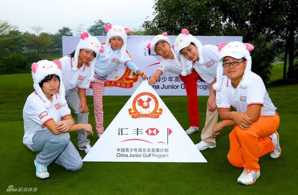 翁隽宇和匡洋两位小将站在发球台，相视而笑，轻松的氛围中充满了友谊与默契。