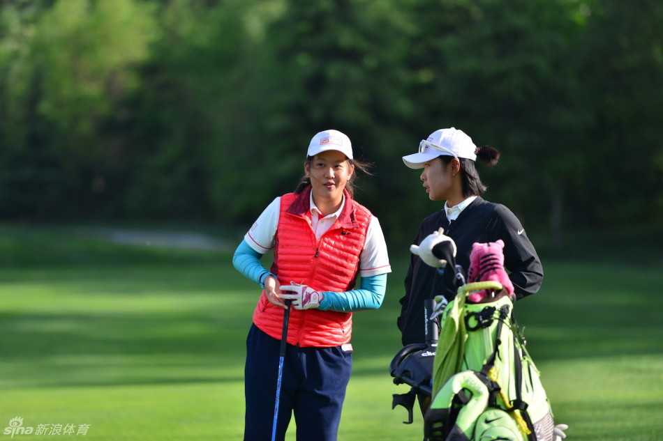 清晨的金沙湖球场，女子A组领先球员孙嘉泽正聚精会神地进行推杆练习，果岭上的露水映照着初升的朝阳。