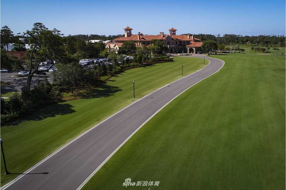 锯齿草4号洞：开球需飞跃湛蓝湖面，果岭被沙坑环抱犹如绿洲孤岛