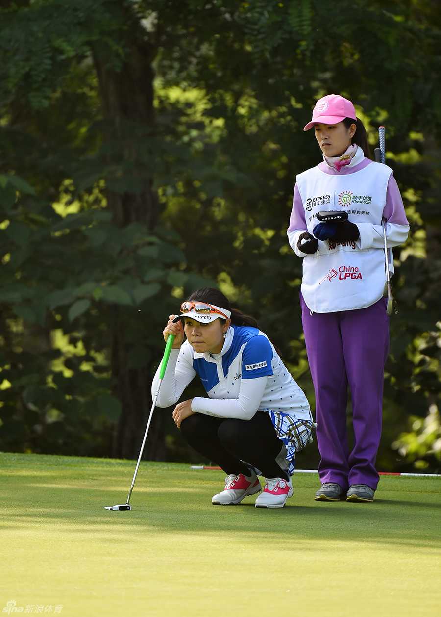 中国女子高尔夫球巡回赛的标识格外醒目，它象征着中国女子高尔夫运动的专业化平台，正承载着无数球手的梦想与汗水。