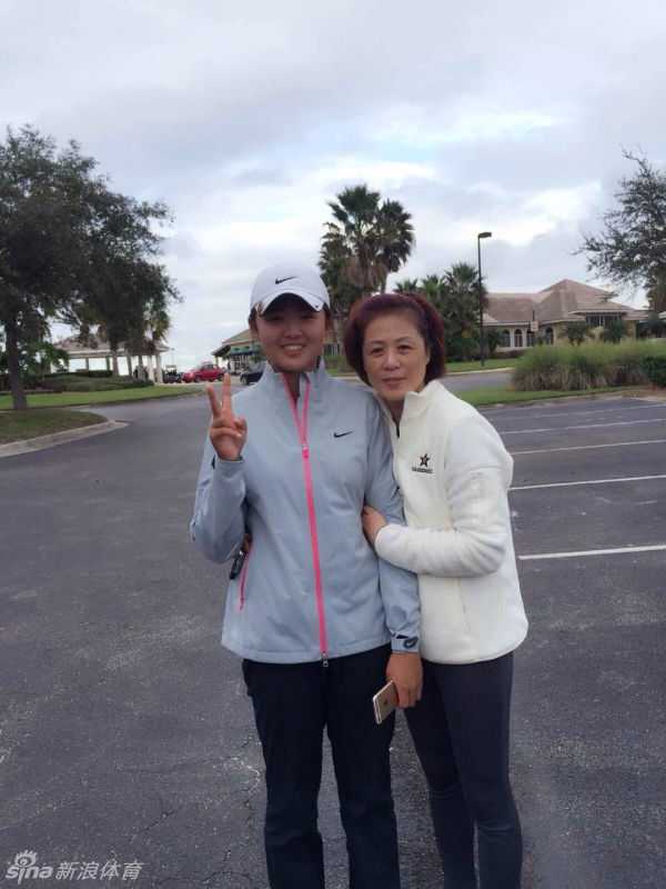 克里默与母亲在赛场边轻松交谈，母女情深宛如一道温暖风景