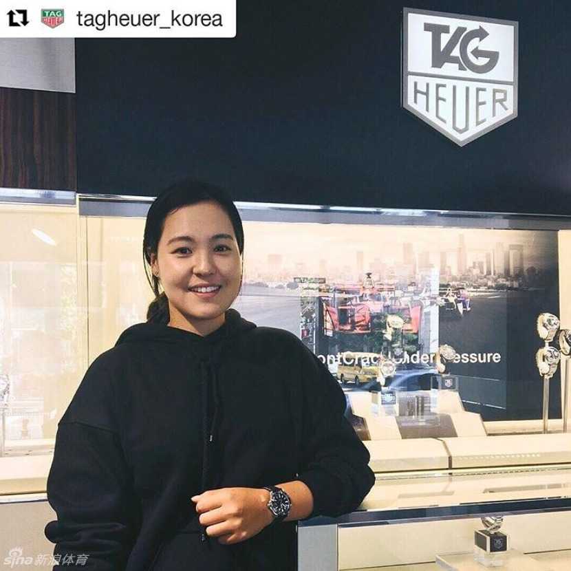 球员在比赛间隙于长椅上短暂小憩，阳光洒在身上显得宁静而放松