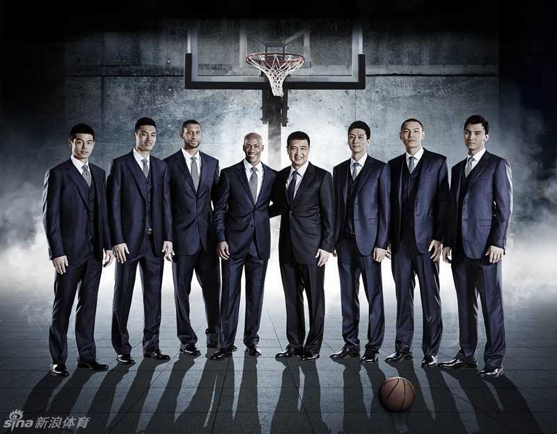 京城男模剑指四冠:北京男篮正装照里的铁血柔情 翟晓川整理袖口的瞬间被抓拍,立体的剪裁勾勒出他宽厚的肩膀,年轻的面庞在黑白光影中显得格外俊朗,青春的气息与西装的稳重完美融合。