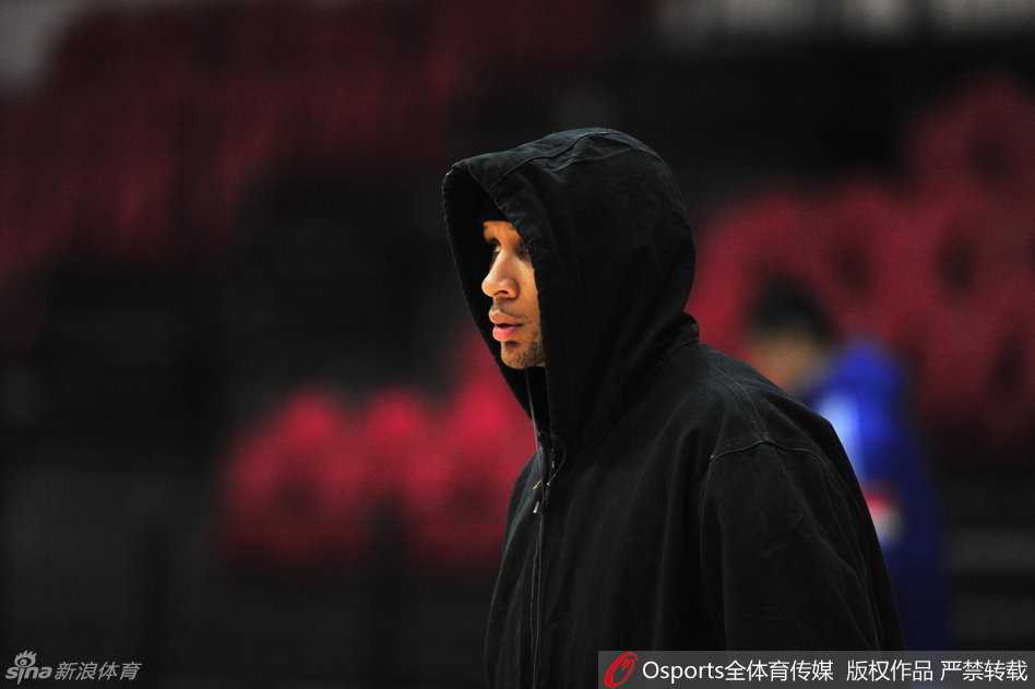 京城篮球之光:记忆中的那支北京男篮 张庆鹏在训练中稳健地控球组织进攻,作为经验丰富的老将,他在球队陷入绝境时需要承担起更多的组织责任和外围火力。