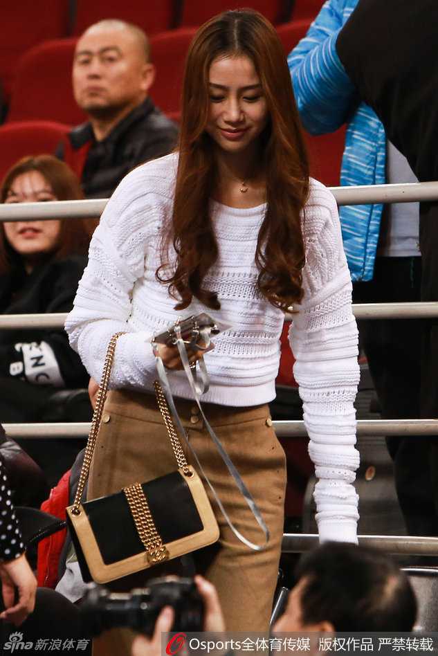 京城美眷闪耀五棵松,孙悦爱妻陈露的CBA季后赛助威记 比赛间隙,心情放松下来的陈露展现出俏皮可爱的一面。她轻轻整理着秀发,眼神中带着一丝灵动,仿佛在与场上的爱人进行着无声的交流,这充满生活气息的一幕,瞬间融化了镜头的冰冷。