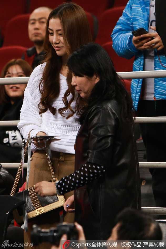 京城美眷闪耀五棵松,孙悦爱妻陈露的CBA季后赛助威记 当比赛进入白热化阶段,陈露的神情也随之变得专注而凝重。她双手托腮,目光紧紧追随着球场上那个身穿北京队战袍的熟悉身影,仿佛要将自己所有的力量都通过眼神传递给正在奋勇拼杀的孙悦。