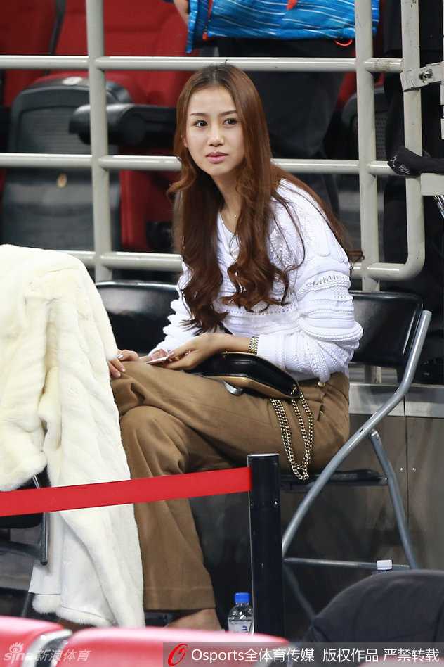 京城美眷闪耀五棵松,孙悦爱妻陈露的CBA季后赛助威记 身着一袭简约而不失优雅装扮的陈露,安静地坐在五棵松篮球馆的看台上,她那高挑的身形与出众的气质,在人群之中显得格外醒目,宛若一颗璀璨的明珠。
