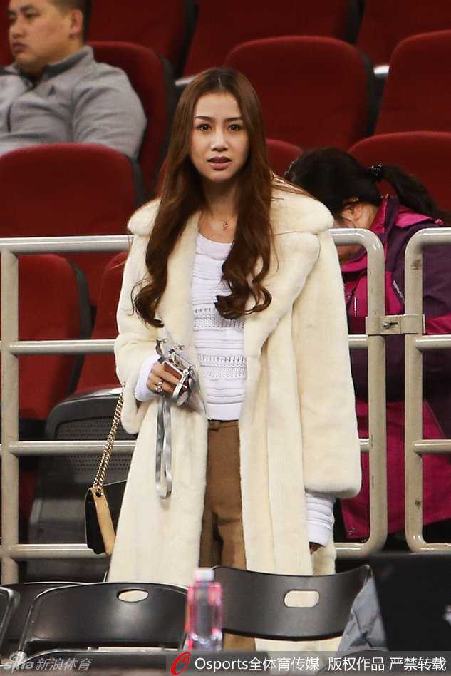 京城美眷闪耀五棵松,孙悦爱妻陈露的CBA季后赛助威记 陈露与场边的观众亲切合影,脸上洋溢着灿烂的笑容。尽管只是一场季后赛的较量,她却始终保持着优雅与得体的姿态,如同场下最美的风景线,让激烈的比赛多了一抹柔和的亮色。