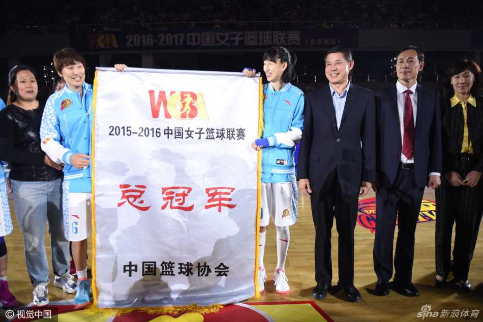 京城荣耀绽放新篇章:北京女篮加冕总冠军旌旗,揭幕战踏平辽宁豪取开门红 在漫天金色彩带与欢呼声中,北京女篮的冠军旗帜缓缓升起,象征着王朝的荣耀在此刻定格。