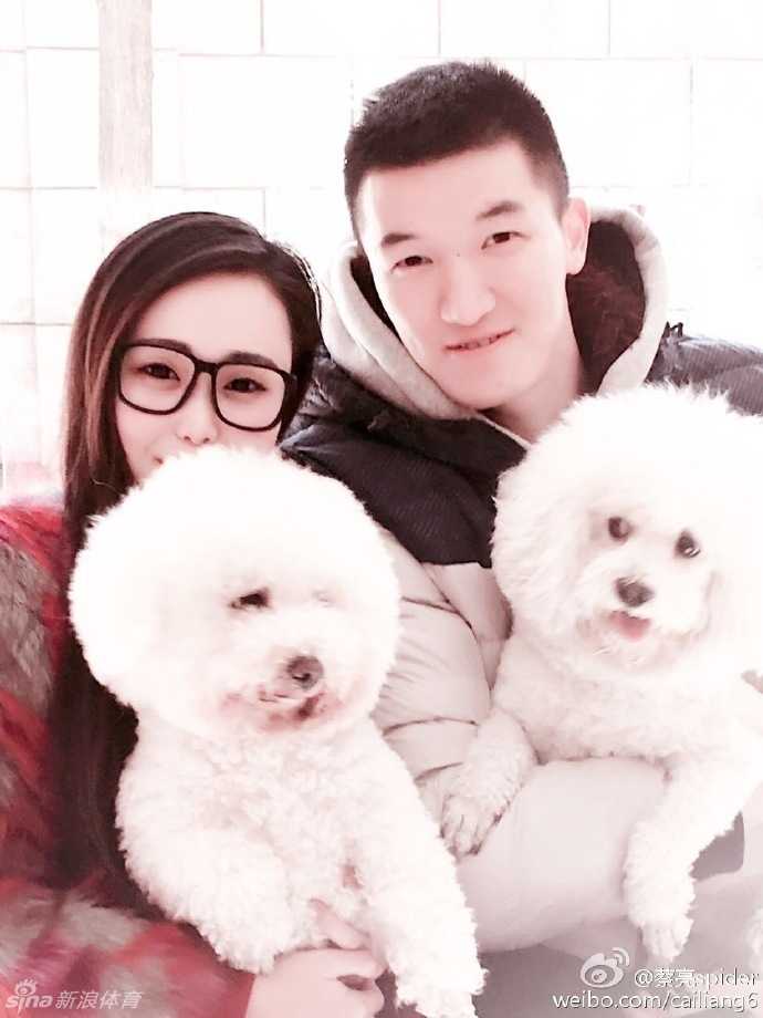 蔡亮与未婚妻在家中舒适的角落，穿着家居服，分享着求婚成功后的蛋糕，未婚妻温柔地看着镜头，蔡亮则深情地望着她，生活气息浓郁。