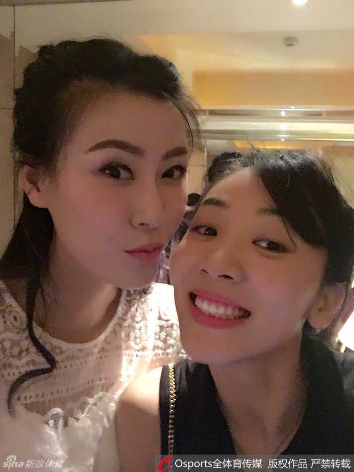 赵爽在镜头前尽情展示俏皮一面，嘟嘴卖萌表情多变