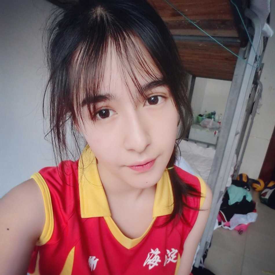 阿迪娜站在球场边为爸爸的球队加油助威，高挑的身材即便在人群中也很显眼，手拿手机的她不经意间看向镜头，清纯唯美的气质扑面而来。