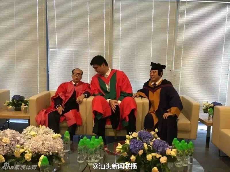 毕业典礼圆满礼成后，李嘉诚先生与姚明来到体育馆内与大批毕业生合影留念，两人在人群中露出灿烂的笑容，画面温馨而感人，为这届毕业生的大学时光画上了一个圆满的句号。