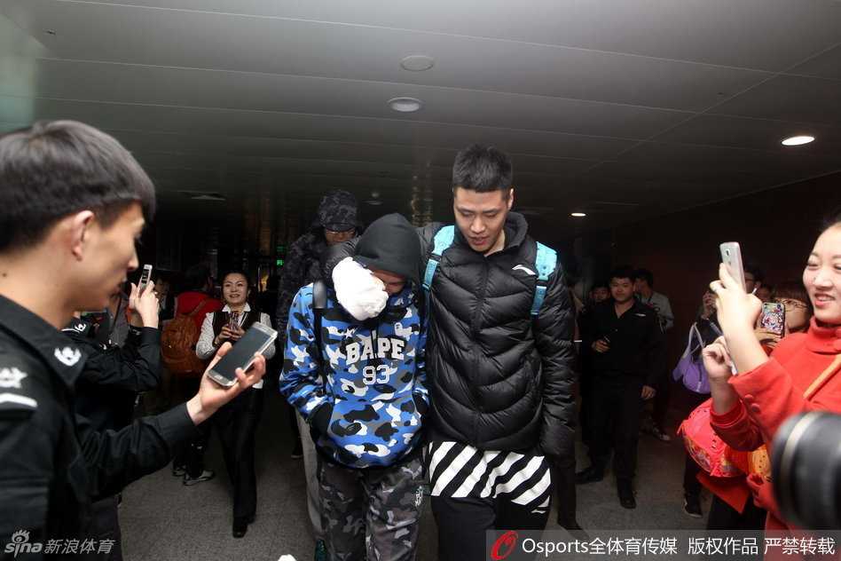人潮涌动的沈阳桃仙机场到达大厅内，目光所及之处皆是写满“辽篮加油”、“我爱辽篮”的横幅，接机球迷将这里围得水泄不通，用最直接的方式表达着对英雄们的热爱。