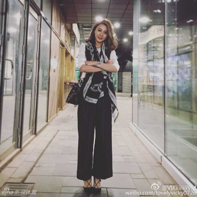 情不自禁的甜蜜一吻，时间仿佛在这一刻静止，空气中弥漫着爱的味道