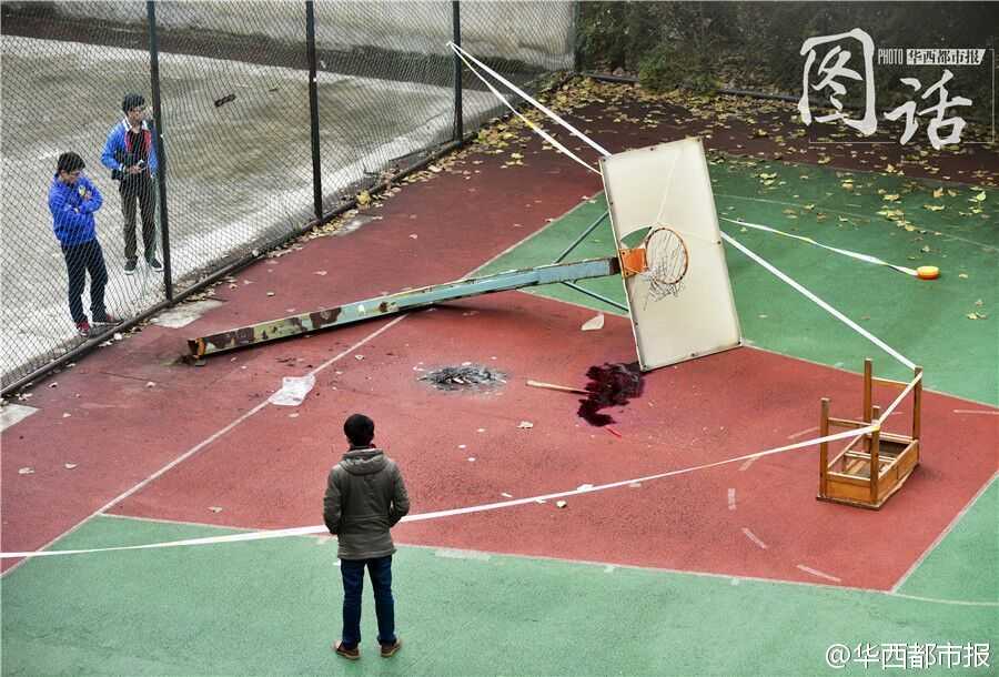 破碎的篮板玻璃散落一地，只剩下光秃秃的篮圈框架，静静地躺在冰冷的地面上，旁边的血迹已经干涸发黑，记录着那个下午发生的致命意外。