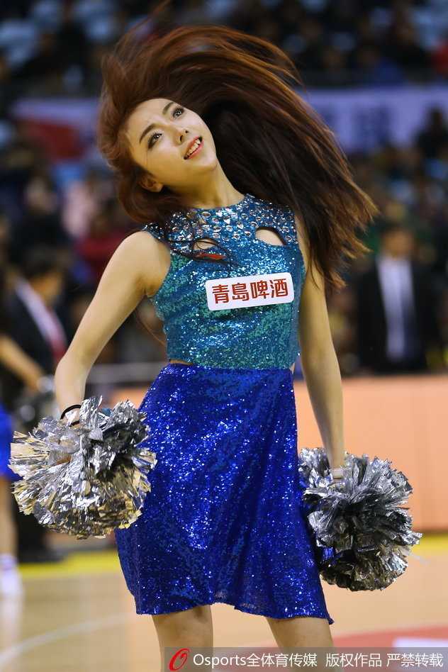 伴随动感音乐，肯帝亚篮球宝贝们扎着利落的马尾，身着红白相间的亮眼队服，在球场中央跃起，整齐划一的舞步如同冬日里的一把火，瞬间点燃全场气氛。