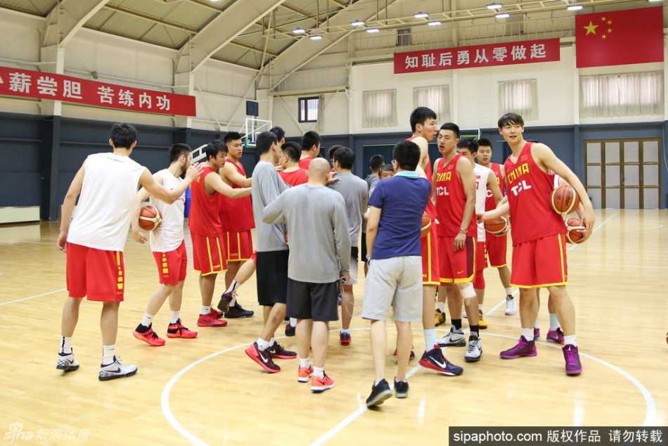 防守悍将睢冉目光如炬，寸步不离地紧贴赵继伟，仿佛要将训练场变成季后赛的绞肉机
