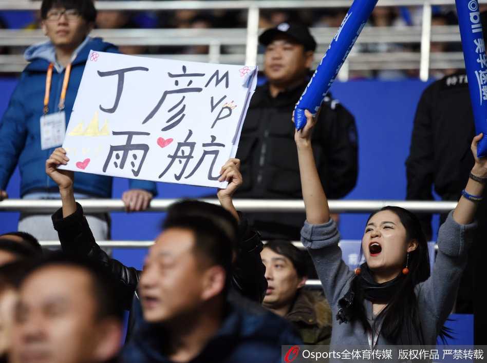 在上海男篮的主场，一群身着蓝色助威服的铁杆球迷并排而立，他们高举着一张巨幅手绘海报，上面写着