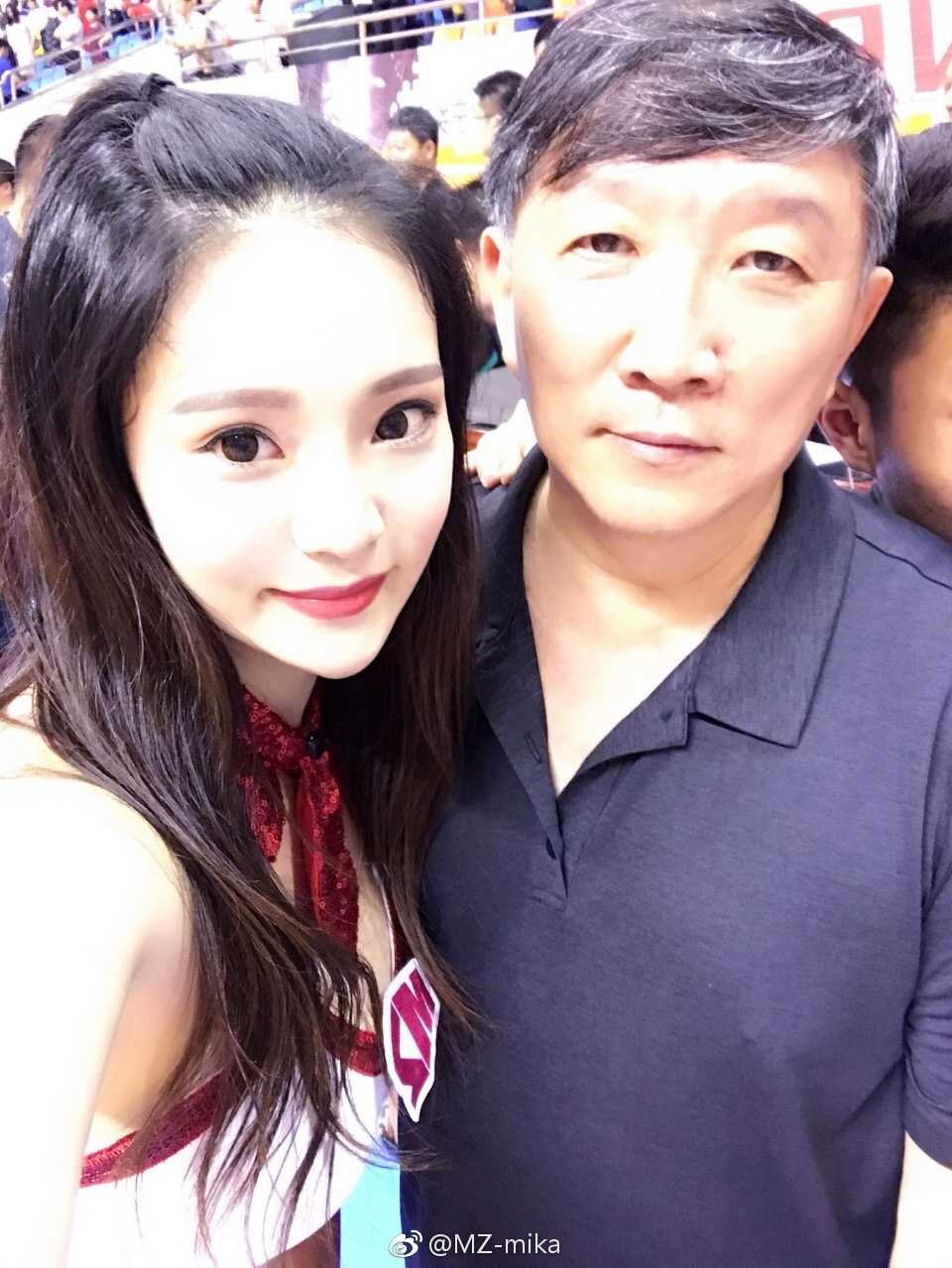 蒋诗晴的靓丽艺术写真，一袭黑色蕾丝长裙衬托出高贵气质，精致的妆容与深邃的眼神，宛如时尚大片中的耀眼明星。