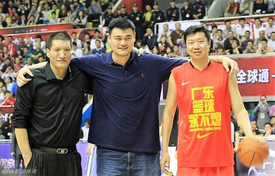 身披休斯顿火箭队战袍的姚明，在NBA的赛场上用一记标志性的转身跳投向世界展示着“中国高度”，这是无数中国球迷青春记忆里的经典画面。