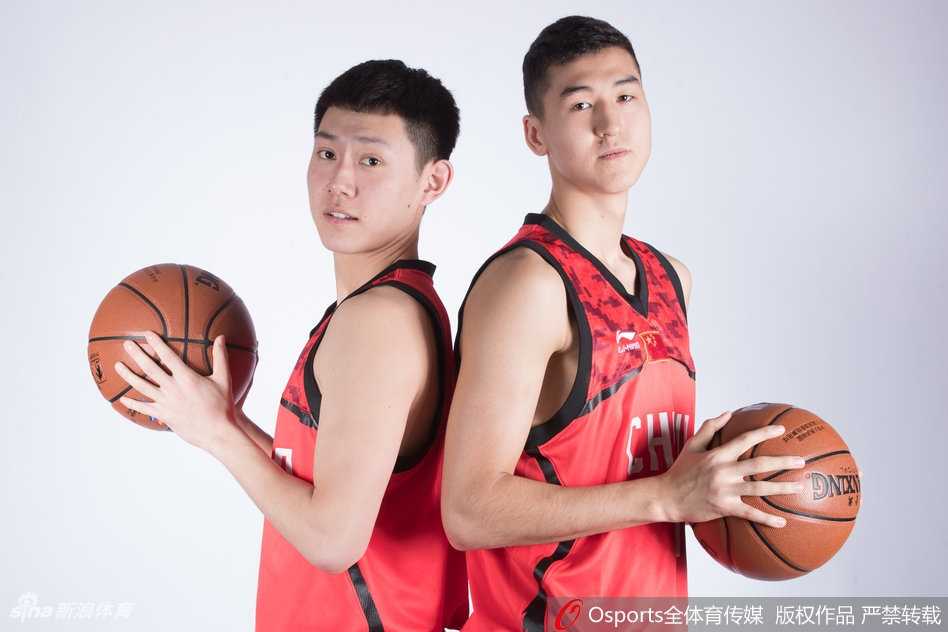 尽管投篮动作遭到防守球员的飞身封盖干扰，但西尔扎提依然在空中保持了极佳的投篮手型，目光紧盯着飞向篮筐的篮球，充满了对得分的渴望。