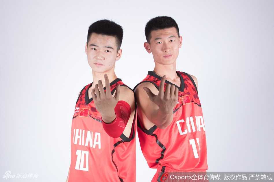 焦泊乔在禁区卡位要球，他身后的防守队员竭尽全力顶防，但焦泊乔依然张开手臂稳稳接住传球，准备利用身体优势强打内线。