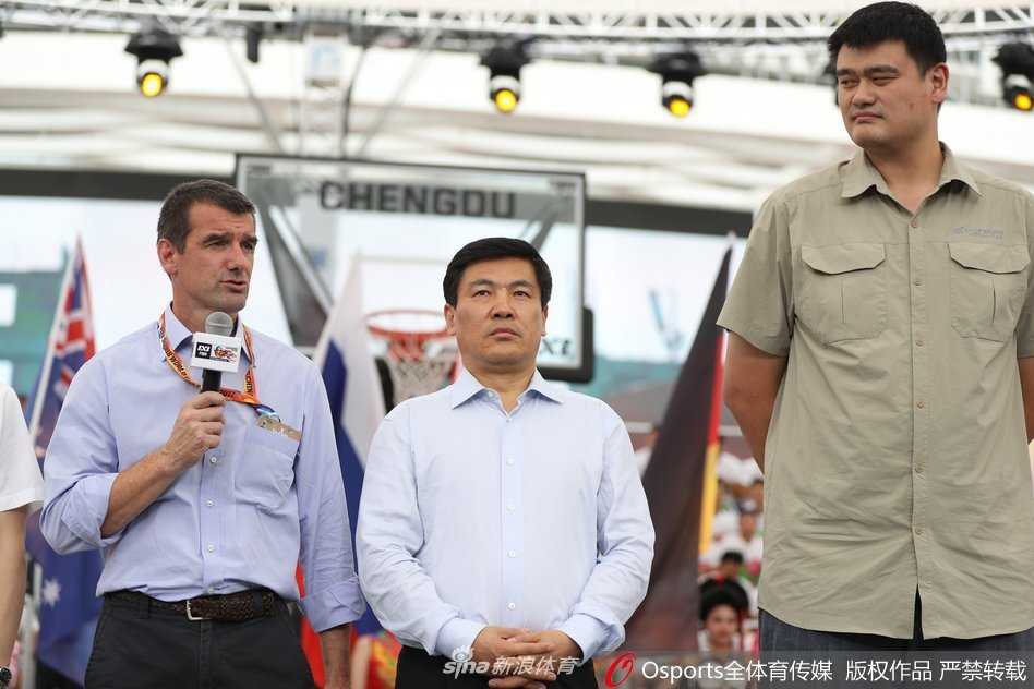 姚明现身成都助阵三人篮球盛宴 寄语未来之星东京奥运再相聚 身着一袭深色西装的姚明,挺拔的身姿如同球场上的灯塔,他手持话筒神情专注而亲切,正面向全场年轻的运动员们送上鼓励与祝福。