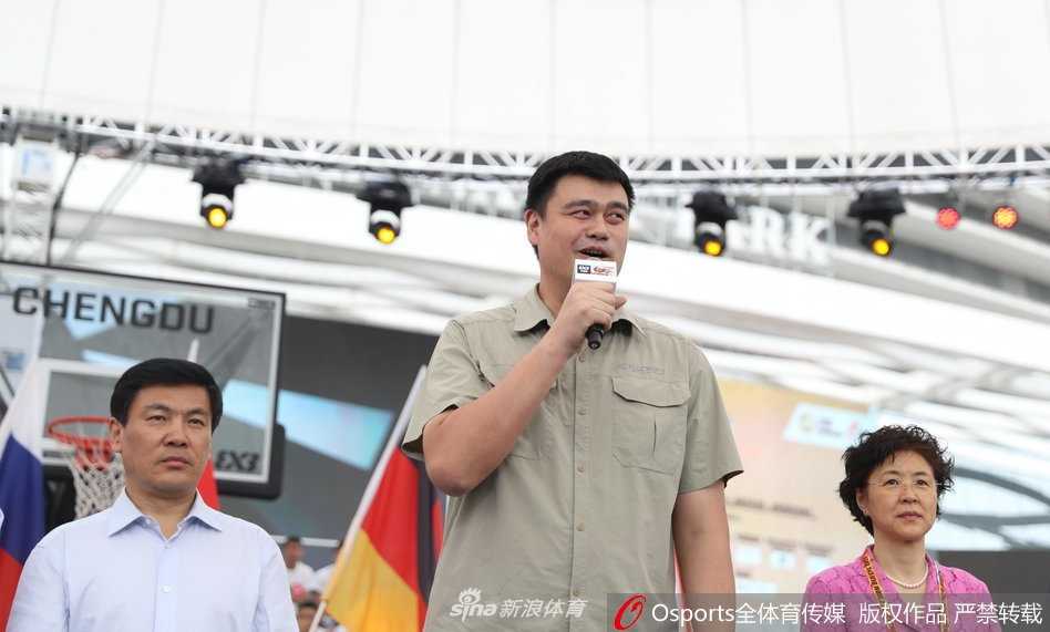 姚明现身成都助阵三人篮球盛宴 寄语未来之星东京奥运再相聚 姚明坐在看台上专注地观看揭幕战,他双手搭在膝盖上,神情严肃而投入,仿佛比场上的球员更加紧张。