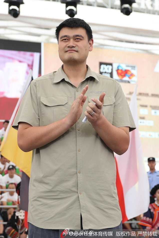 姚明现身成都助阵三人篮球盛宴 寄语未来之星东京奥运再相聚 赛后姚明来到中国女篮队员身边,他俯下身子亲切地与刚刚取得胜利的小球员交谈,眼神中满是鼓励与期许。