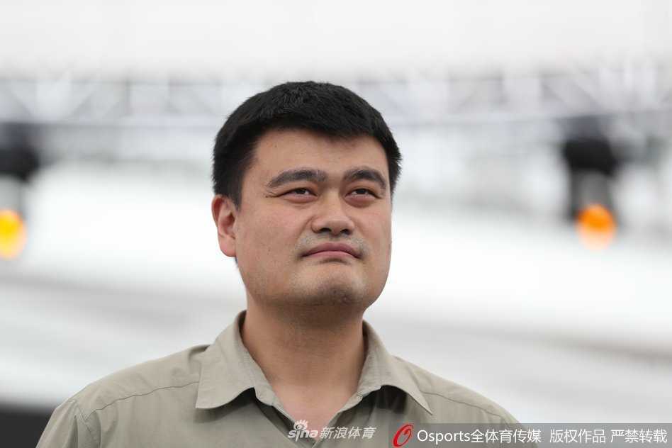 姚明现身成都助阵三人篮球盛宴 寄语未来之星东京奥运再相聚 姚明在开幕式致辞中面露微笑,眼神中透露出对三人篮球未来的憧憬与坚定,背景是色彩斑斓的赛事主视觉,象征着青春与活力。