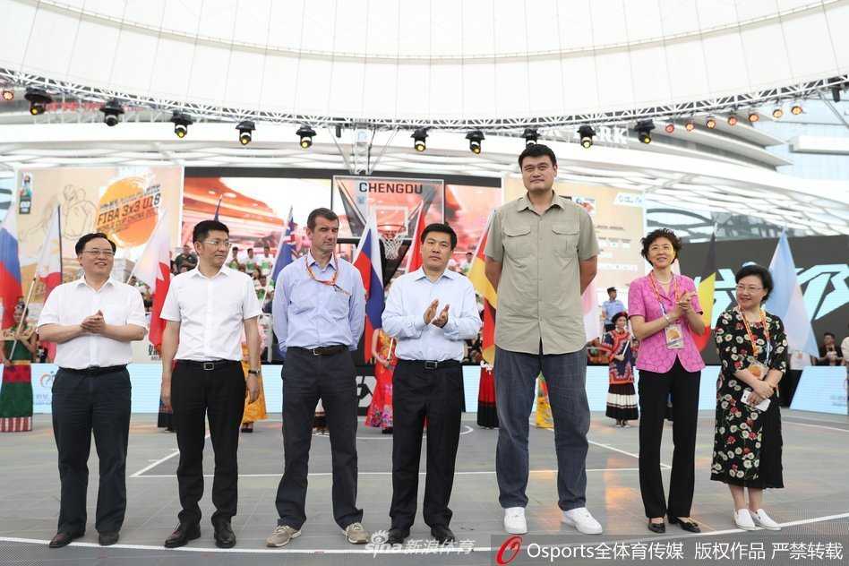 姚明现身成都助阵三人篮球盛宴 寄语未来之星东京奥运再相聚 开幕式现场充满了青春与时尚的气息,灯光璀璨的舞台下,姚明与众多嘉宾共同见证了这一属于全球篮球少年的盛典时刻。