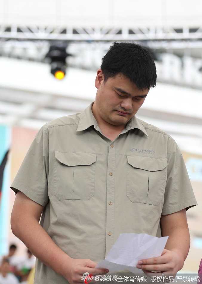 姚明现身成都助阵三人篮球盛宴 寄语未来之星东京奥运再相聚 姚明与获胜的中国女篮队员们在赛场边合影留念,高大的他半蹲着与队员们靠拢,画面定格在这一温馨而荣耀的瞬间。