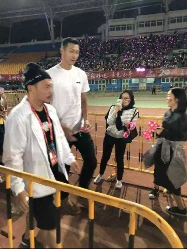 后台灯光下，易建联与周杰伦并肩而站，一个竖起拇指一个比出胜利手势，两大巨星的气场交织，仿佛定格了一代人的青春记忆。