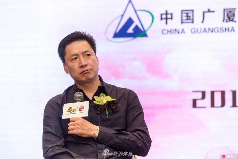 浙江广厦誓师新征程,续约春哥五年剑指总冠军 全队上下精神饱满,在新赛季发布会上整齐亮相,眼神中充满对胜利的渴望
