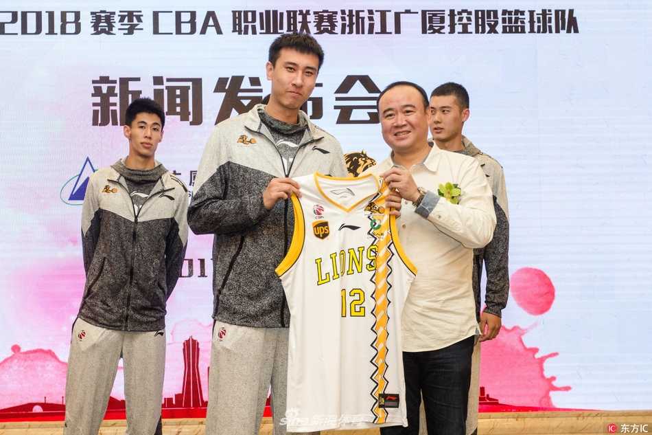 浙江广厦誓师新征程,续约春哥五年剑指总冠军 主帅李春江在发布会上神情专注,面对新合同和新赛季,他眼神坚定地阐述着球队的战术理念